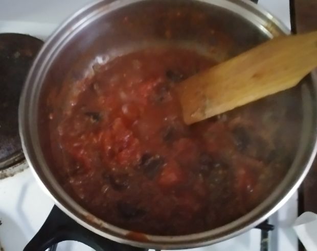 Sos pomidorowy z suszonymi śliwkami