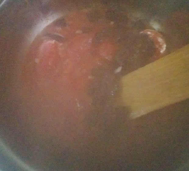 Sos pomidorowy z suszonymi śliwkami