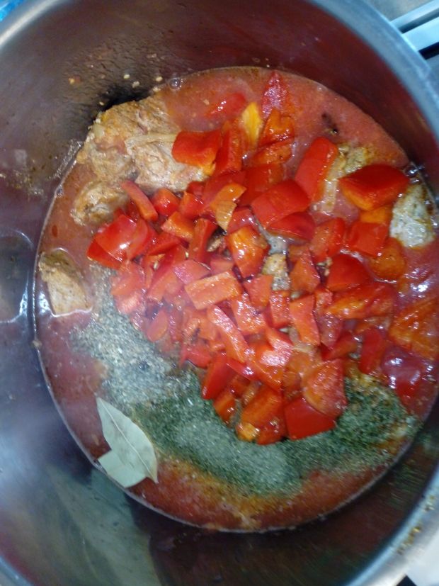 Sos z szynki z pomidorami i papryką