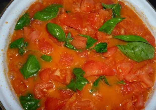 Sos ze świeżych pomidorów z bazylią