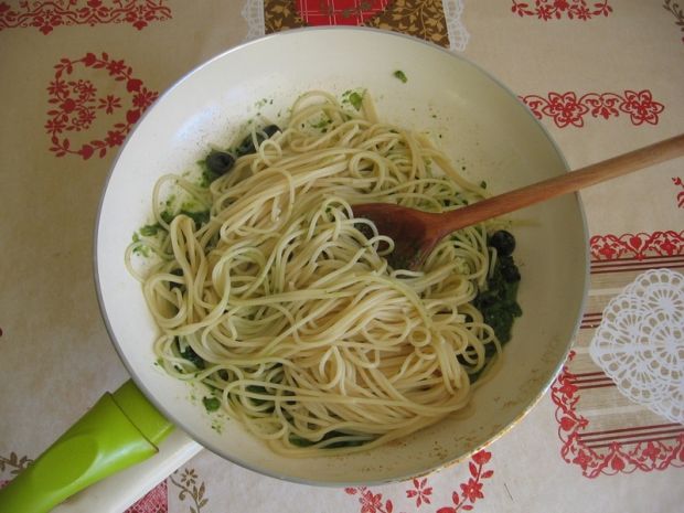 Spaghetti bazyliowe z oliwkami