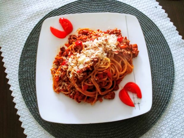 Spaghetti bolognese z boczkiem i papryką