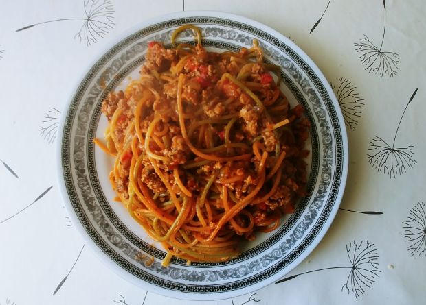 Spaghetti bolognese z papryką i marchewką