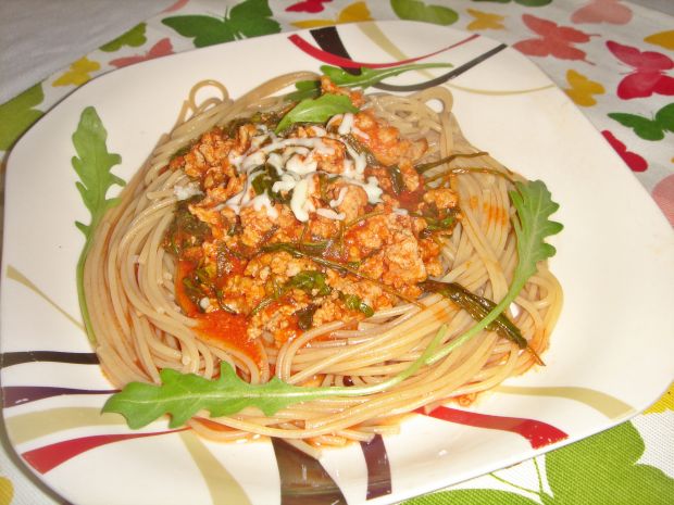 Spaghetti bolognese z rukolą