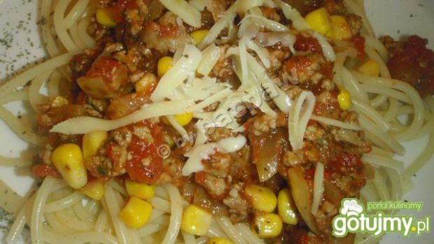 Spaghetti mięsne z kukurydzą
