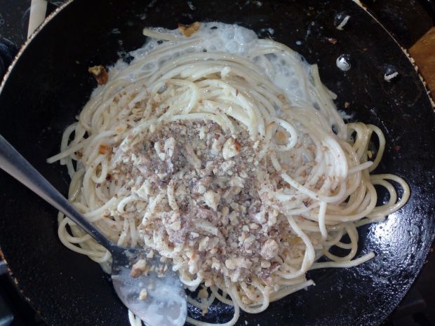 Spaghetti na słodko z orzechami