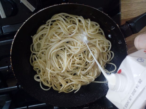 Spaghetti na słodko z orzechami
