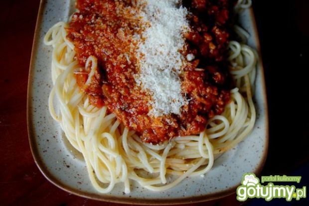 Spaghetti po bolońsku z migdałami