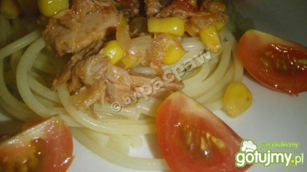 Spaghetti pomidorowe z tuńczykiem.