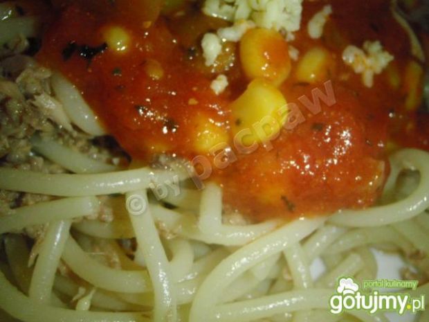 Spaghetti pomidorowe z tuńczykiem