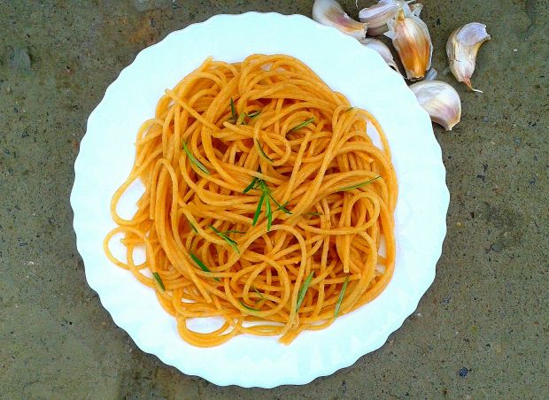 Spaghetti razowe z maślanym sosem rozmarynowym