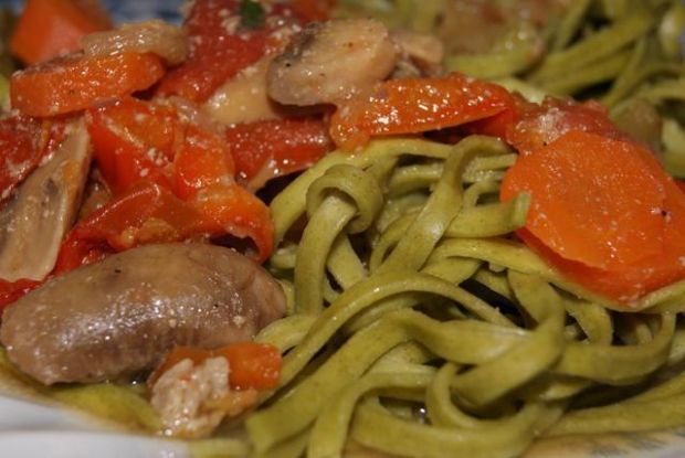 Spaghetti szpinakowe z warzywami