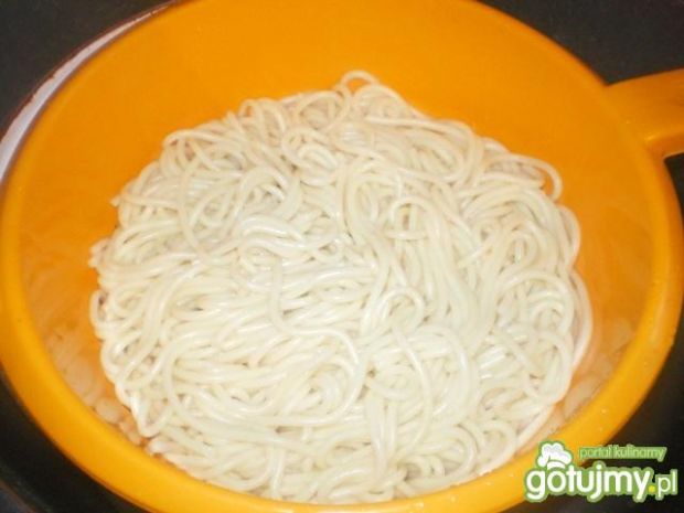 Spaghetti toscana z kiełbasą i groszkiem