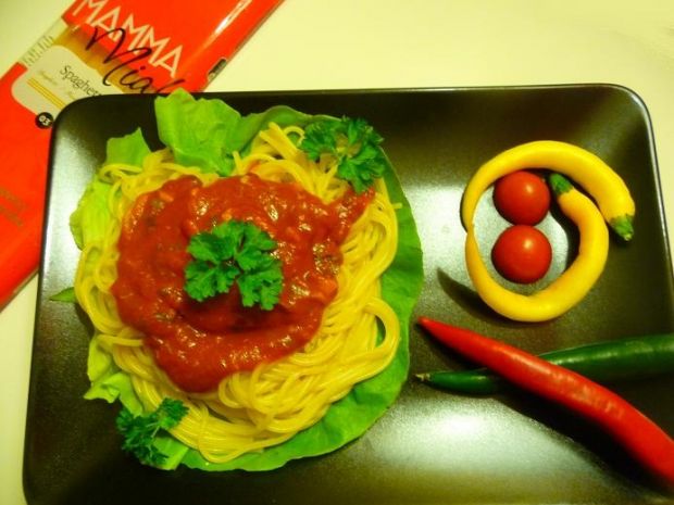 Spaghetti w ostrym sosie z sardelą