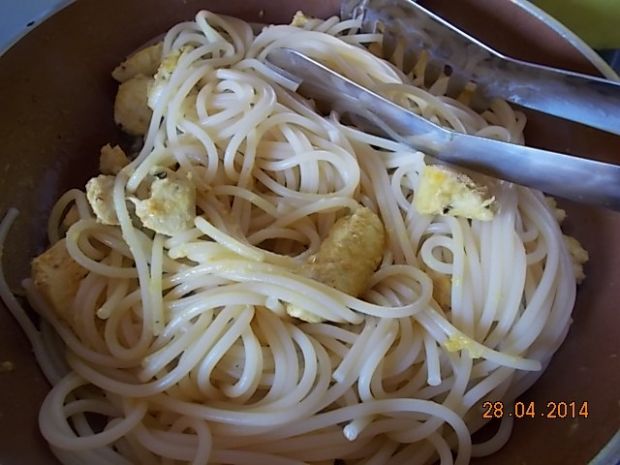 Spaghetti w sosie cytrynowym z kurczakiem 
