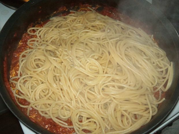 Spaghetti w sosie neapolitańskim