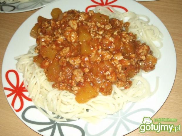 Spaghetti w sosie pomidorowym z cukinią