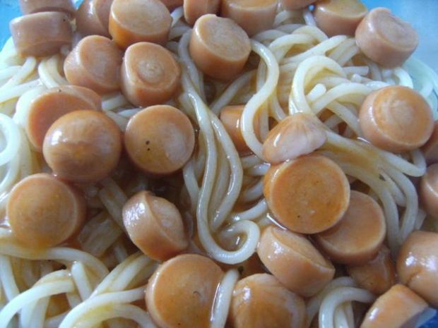 Spaghetti w sosie pomidorowym z parówkam