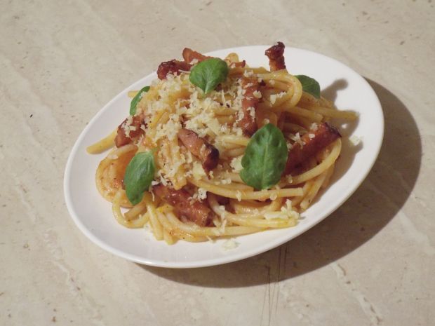 Spaghetti z boczkiem w pomidorach