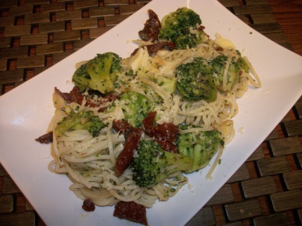 Spaghetti z brokułami i suszonymi pomidorami wg Zu