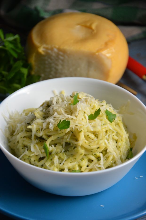 Spaghetti z brokułem i serem pleśniowym