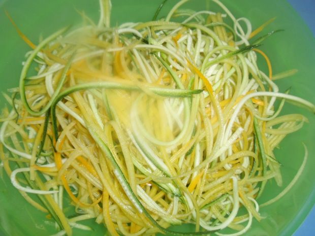 Spaghetti z cukinią żółtą i zieloną 