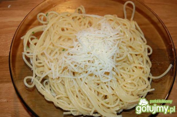 Spaghetti z czosnkiem i oliwą pikantne
