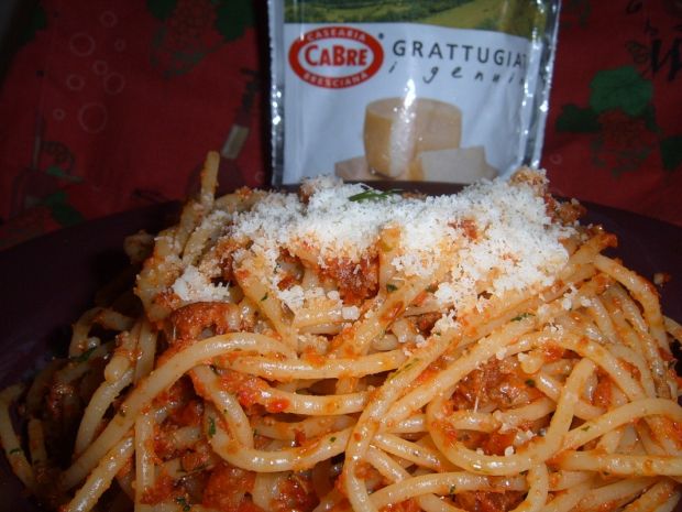 Spaghetti z domowym czerwonym pesto