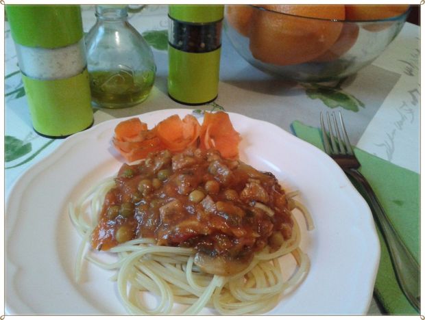 Spaghetti z groszkiem i pomarańczowym kurczakiem