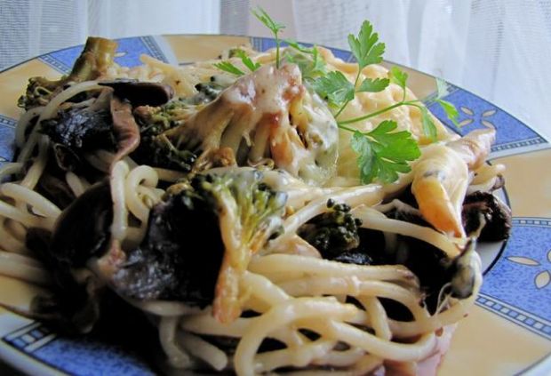 Spaghetti z grzybami, warzywami i sosem 