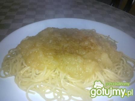 Spaghetti z jabłkami.