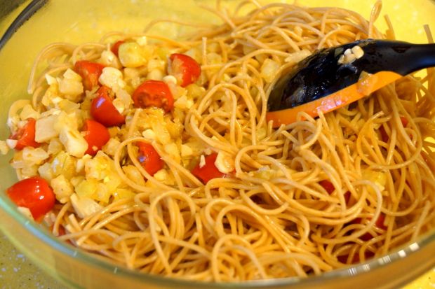 Spaghetti z kalarepką, czosnkiem i pepperoni