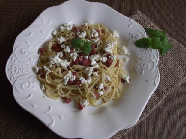 Spaghetti z kiełbasą i białym serem 