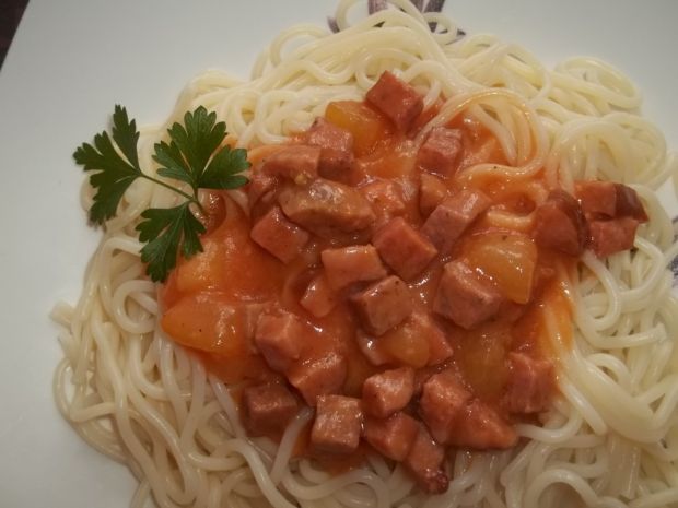 Spaghetti z kiełbasą i cukinią