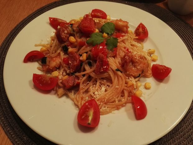 Spaghetti z krewetkami, warzywami i chorizo