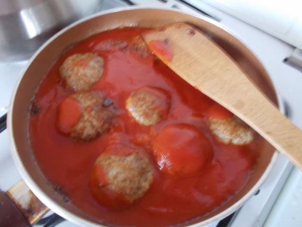 Spaghetti z kulkami i sosem imbirowo - pomidorowym