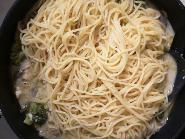 Spaghetti z kurczakiem i brokułem