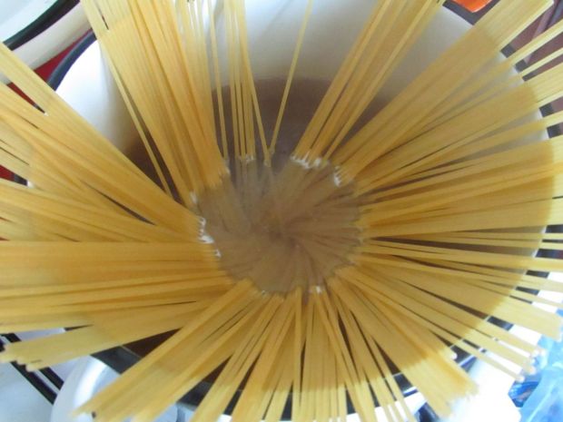 Spaghetti z letnimi warzywami w sosie śmietanowym