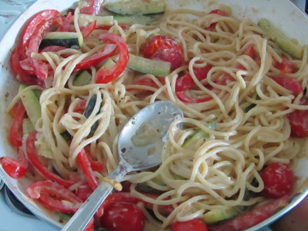 Spaghetti z letnimi warzywami w sosie śmietanowym