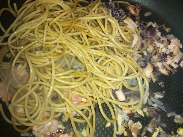 Spaghetti z łososiem i roszponką