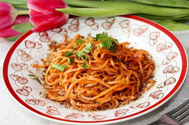 Spaghetti z marchewki z miodem i płatkami lnianymi