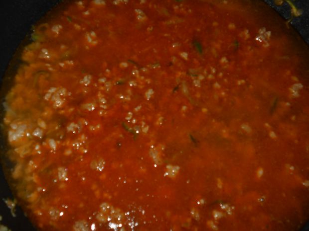 Spaghetti z mięsem i cukinią w sosie śmietanowym