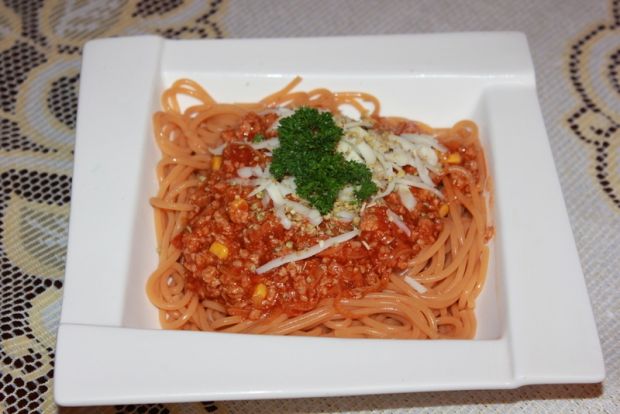 Spaghetti z mięsem i kukurydzą