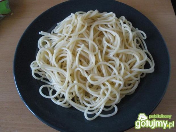 Spaghetti z mięsem mielonym i bazylią