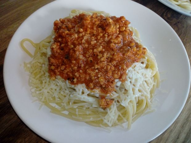 Spaghetti z mięsem mielonym, pomidorem i serkiem