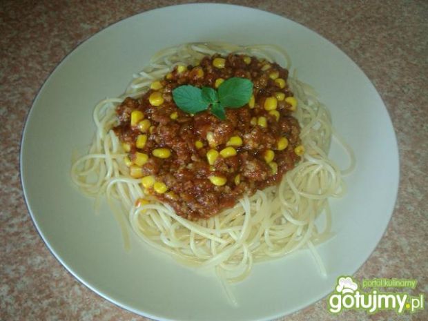 Spaghetti z mięsnym sosem  i kukurydzą