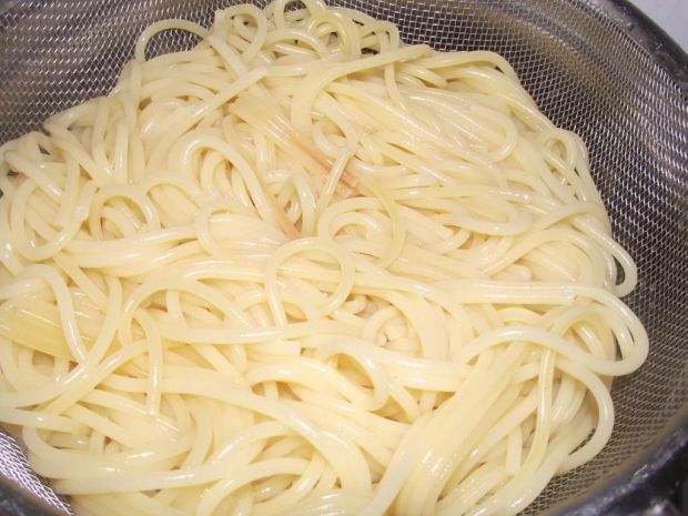 Spaghetti z mięsnym sosem z zielonymi oliwkami 
