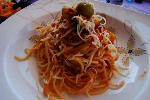 Spaghetti z oliwkami i cukinią 