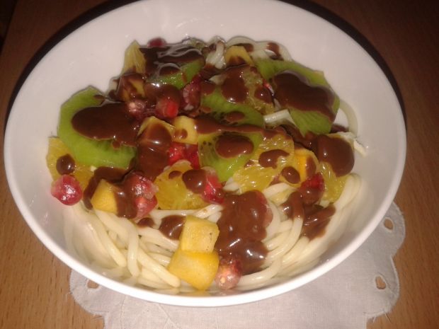 Spaghetti z owocami i sosem czekoladowym
