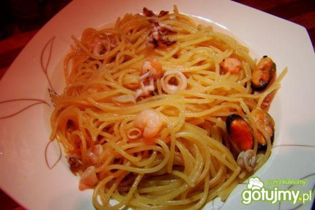 spaghetti z owocami morza na masełku 